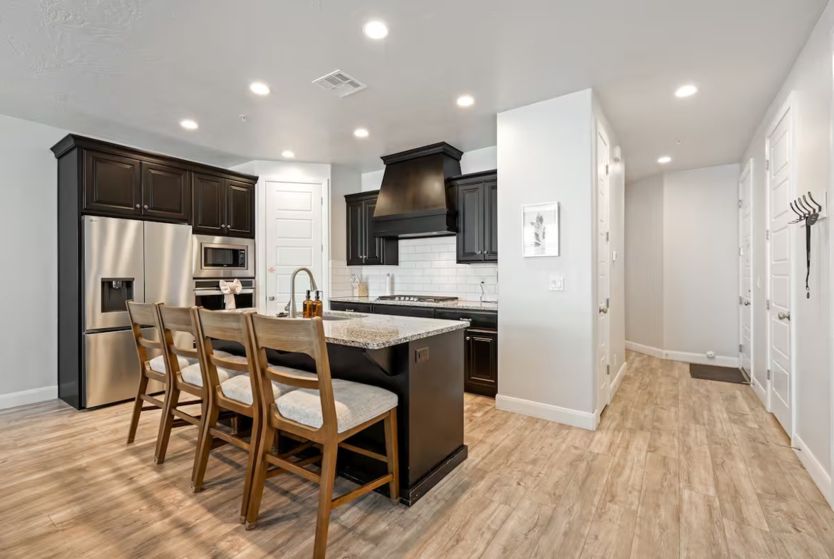 3 King, 2 Bunk Rms, Prvt Hottub, Arcades, Sleeps16