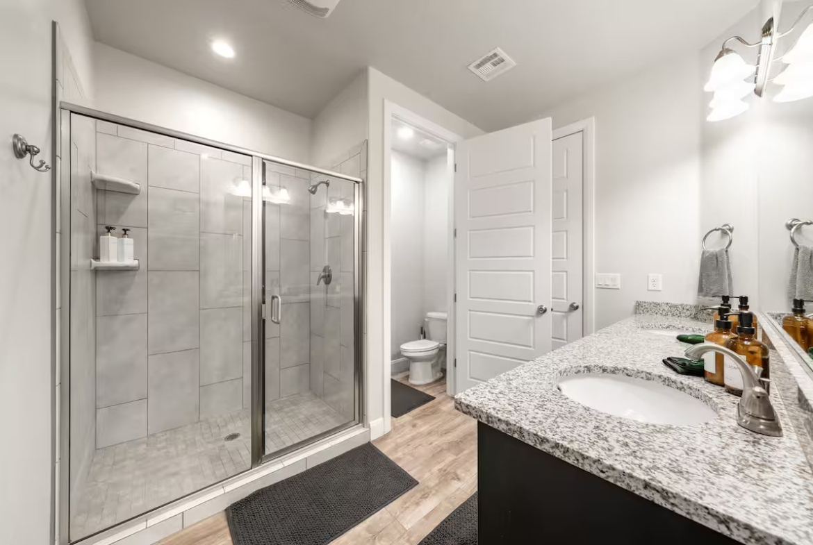 3 King, 2 Bunk Rms, Prvt Hottub, Arcades, Sleeps16