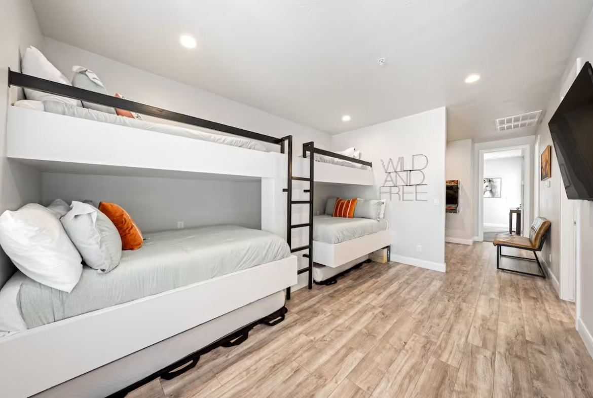 3 King, 2 Bunk Rms, Prvt Hottub, Arcades, Sleeps16