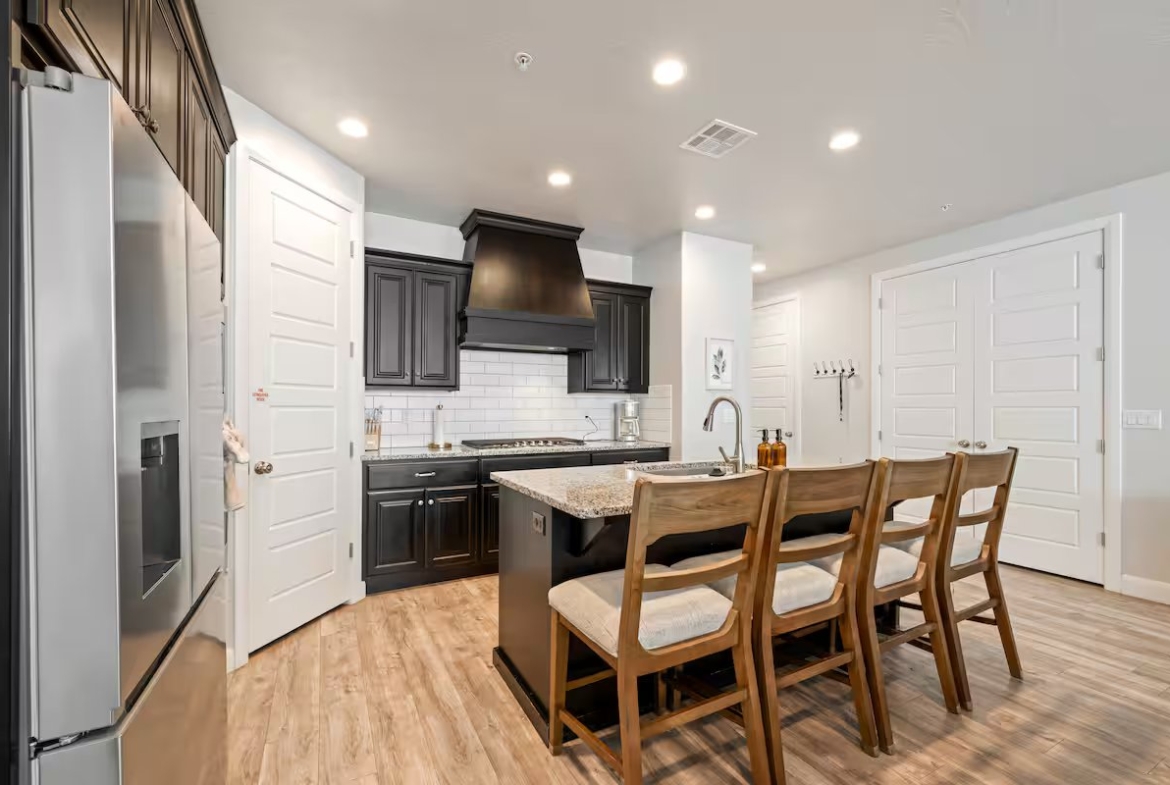 3 King, 2 Bunk Rms, Prvt Hottub, Arcades, Sleeps16